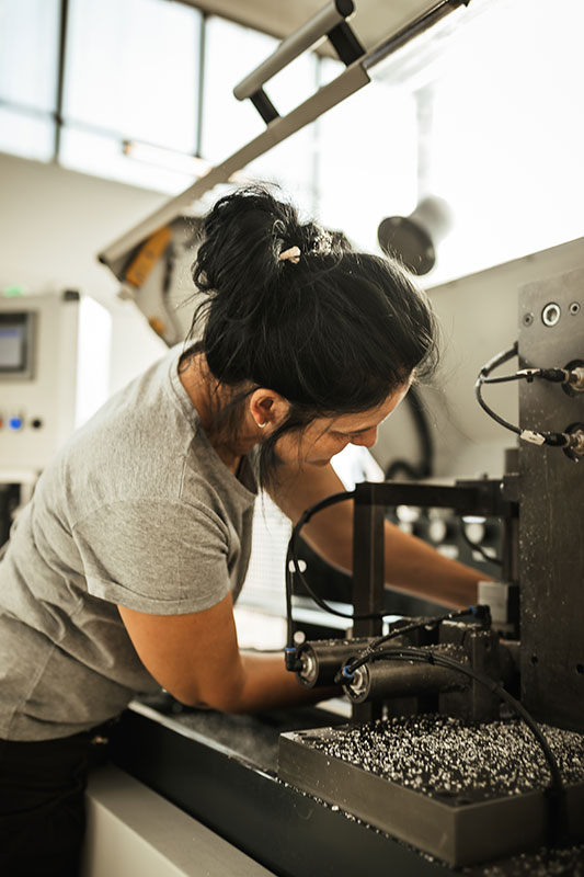 Mitarbeiterrin bei der Aluminiumbearbeitung